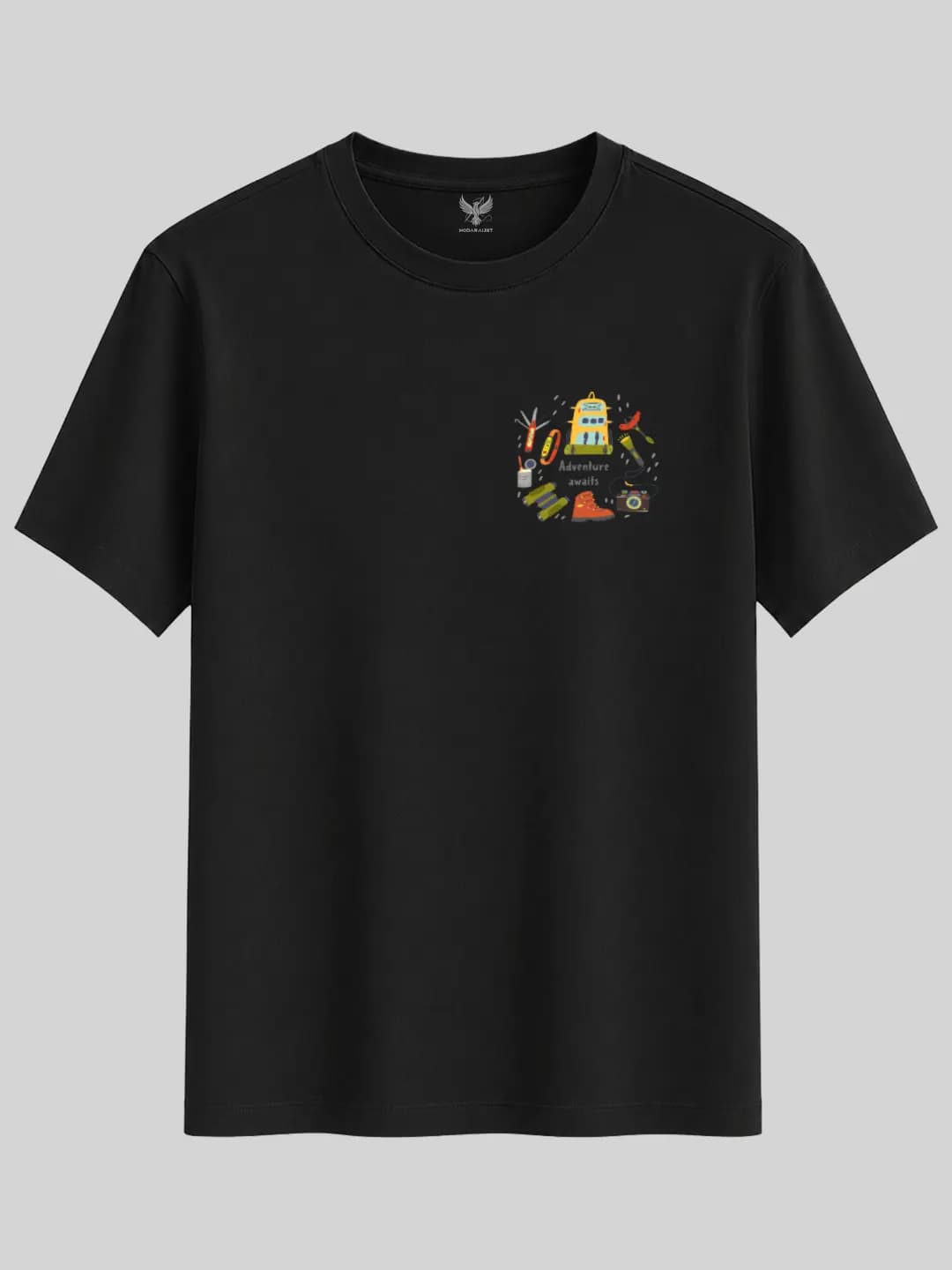 Adventure Awaits Kamp Ekipmanları Arma Baskılı Regular Tişört 1